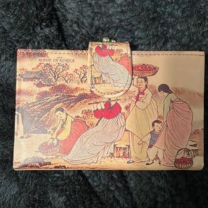 New in box wallet. Beautiful detailed printing